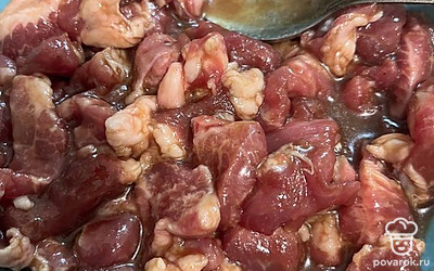 Заливаем соевым соусом и оставляем на 10 минут.