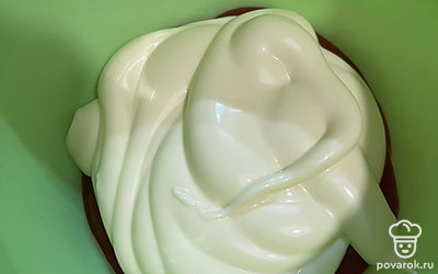 К кетчупу добавляем майонез.