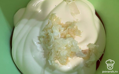 Чеснок очищаем и натираем на мелкой терке в контейнер с соусом.