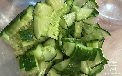 Огурец нарезаем кубиком.