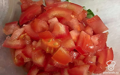 Помидор тоже нарезаем кубиком. 