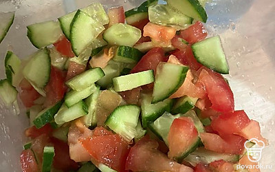 Смешиваем помидор и огурец. 