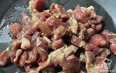 Мясо отправляем обжариваться на сковородку.