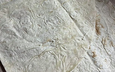 Лаваш разрезаем на две части.