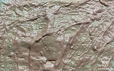 Начинаем собирать шаурму, лаваш смазываем соусом. 