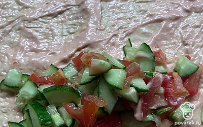 Посередине выкладываем овощи. 