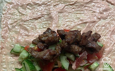 На овощи выкладываем мясо.