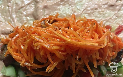 На мясо выкладываем корейскую морковку.