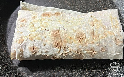 Шаурму обжариваем с двух сторон на сухой сковороде. Готово.