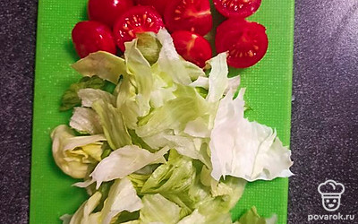 Помыть салат и черри, нарезать.