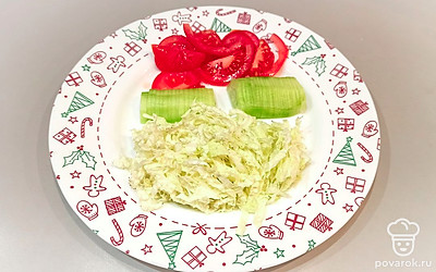 Нарезаем мелко помидор и огурец. От салата отделяем кочерыжку и мелко нарезаем зелень.