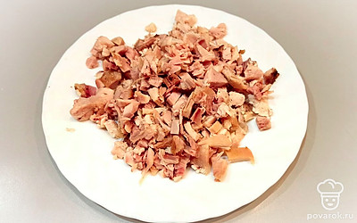Некрупно нарезаем отваренную или обжаренную куриную грудку. У меня была обжаренная.