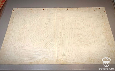 Расстилаем лаваш и обмазывает его майонезом.