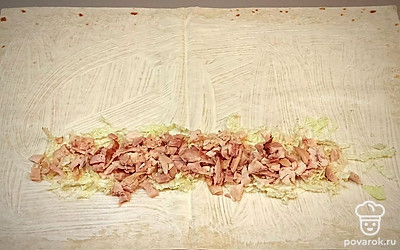 Сверху куриную грудку.