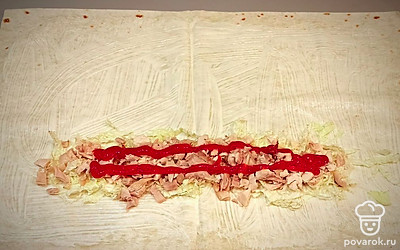 Проводим 2 полоски кетчупа.