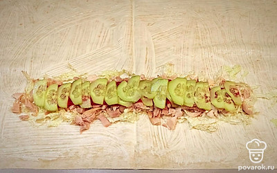 Выкладываем слой огурцм.