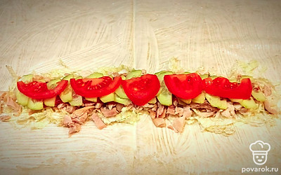 Выкладыванм помидор.