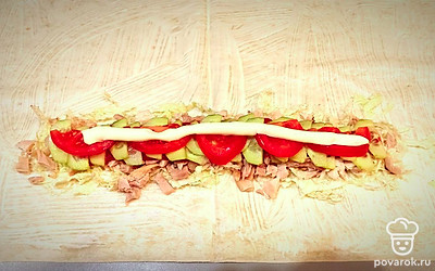 Добавляем полоску майонеза.