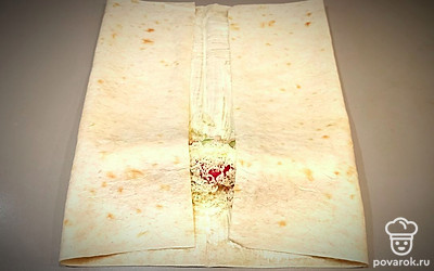 Заворачиваем края и скатывает трубочку.