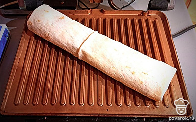 Выкладываем на грили или сковороду.