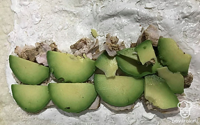 Выложить на лаваш вареное куриное филе, нарезанное на дольки авокадо.