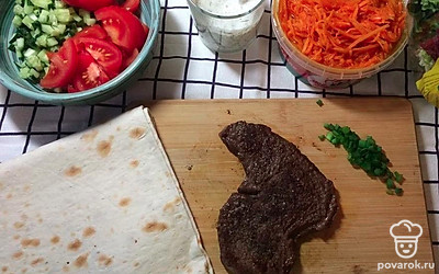 Приготовьте все необходимыые ингредиенты. Стейк из мраморной говядины обжарьте на сковороде и остудите. Подготовьте все овощи и нарежьте лаваш.