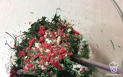 Для сметанного соуса смешайте сметану, соль, измельченный чеснок и укроп. Перемешайте и дайте настояться.