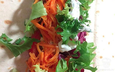 На лаваш выкладывайте овощи, салат, нарезанный соломкой, стейк и соус. Сверните и обжарьте на сковороде без растительного масла. 