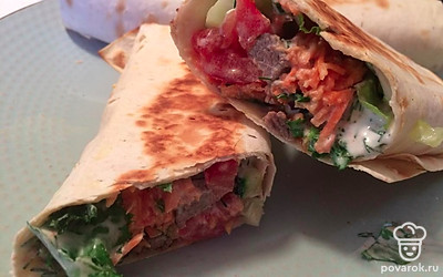 Шаурму подавайте горячей, сразу после приготовления. 