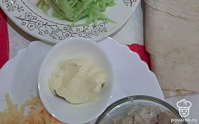 Натрите на тёрке, сыр, огурец. Помидоры нарежьте дольками.