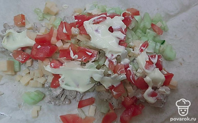 Складываем ингредиенты на лаваш. 