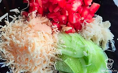 Натираем на терке сыр, тонко нарезаем огурец, помидор - кубиками.