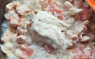 Куриную грудку обжариваем на масле с добавлением сметаны.