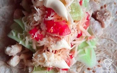 Добавляем майонез. 