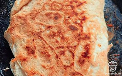 Хорошо обжариваем шаверму с двух сторон на сухой сковороде. 