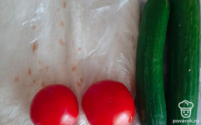 Подготовить ингредиенты, куриную грудку отварить, овощи помыть.