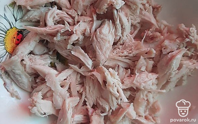 Разобрать на кусочки грудку.