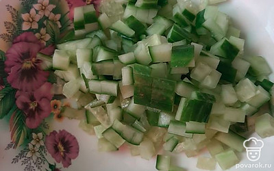 Кубиками порезать огурцы.