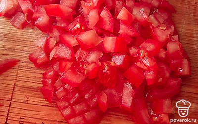 Кубиками порезать помидоры. 