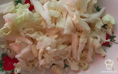 Нашинковать капусту, лук. Помять руками.