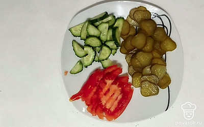 Огурцы двух видов разрежьте пополам вдоль, а после измельчите полукружьями. Помидоры аналогично огурцам разделите пополам и нарежьте на полукольца.