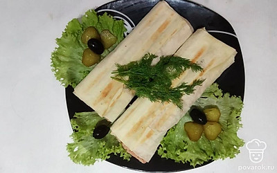 Шаурму выложите на листья салата. Украсьте оливками, маслинами и свежим укропом. Подайте теплой к столу.