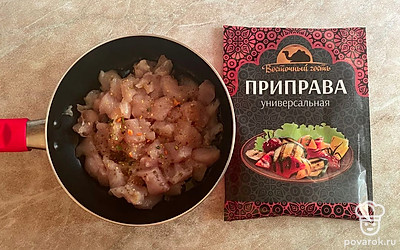 На сковороду налейте растительное масло, добавьте туда мясо и универсальную приправу. Обжаривайте на слабом огне под крышкой в течение 15 минут.