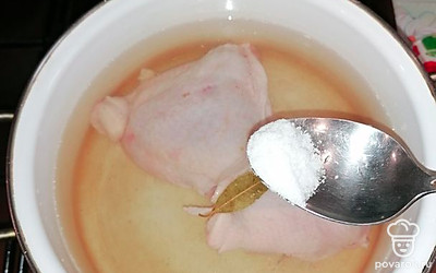 Ставим варить курицу в кастрюлю, добавляем немного соли, лавровый лист. 