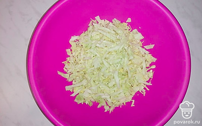 Дальше готовим начинку из капусты. Для этого мы ее нарезаем соломкой. 