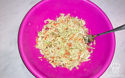 Все хорошо перемешиваем и даём постоять 15 минут, чтоб капуста дала сок. 