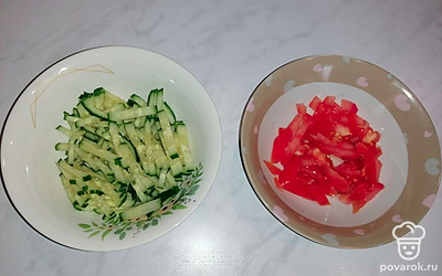 Огурец и помидор нарезаем соломкой. 