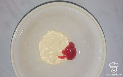 Далее готовим заправку для нашей шаурмы. Для этого наливаем в общую миску майонез с кетчупом. 