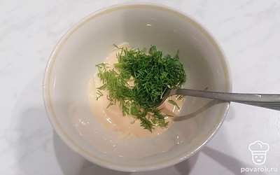 Режем укроп и добавляем к нашему соусу. 