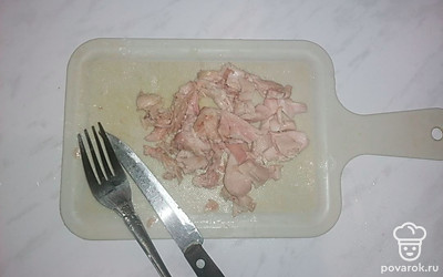 Когда сварилась курица, снимаем кожу. Режем на небольшие кусочки. 
